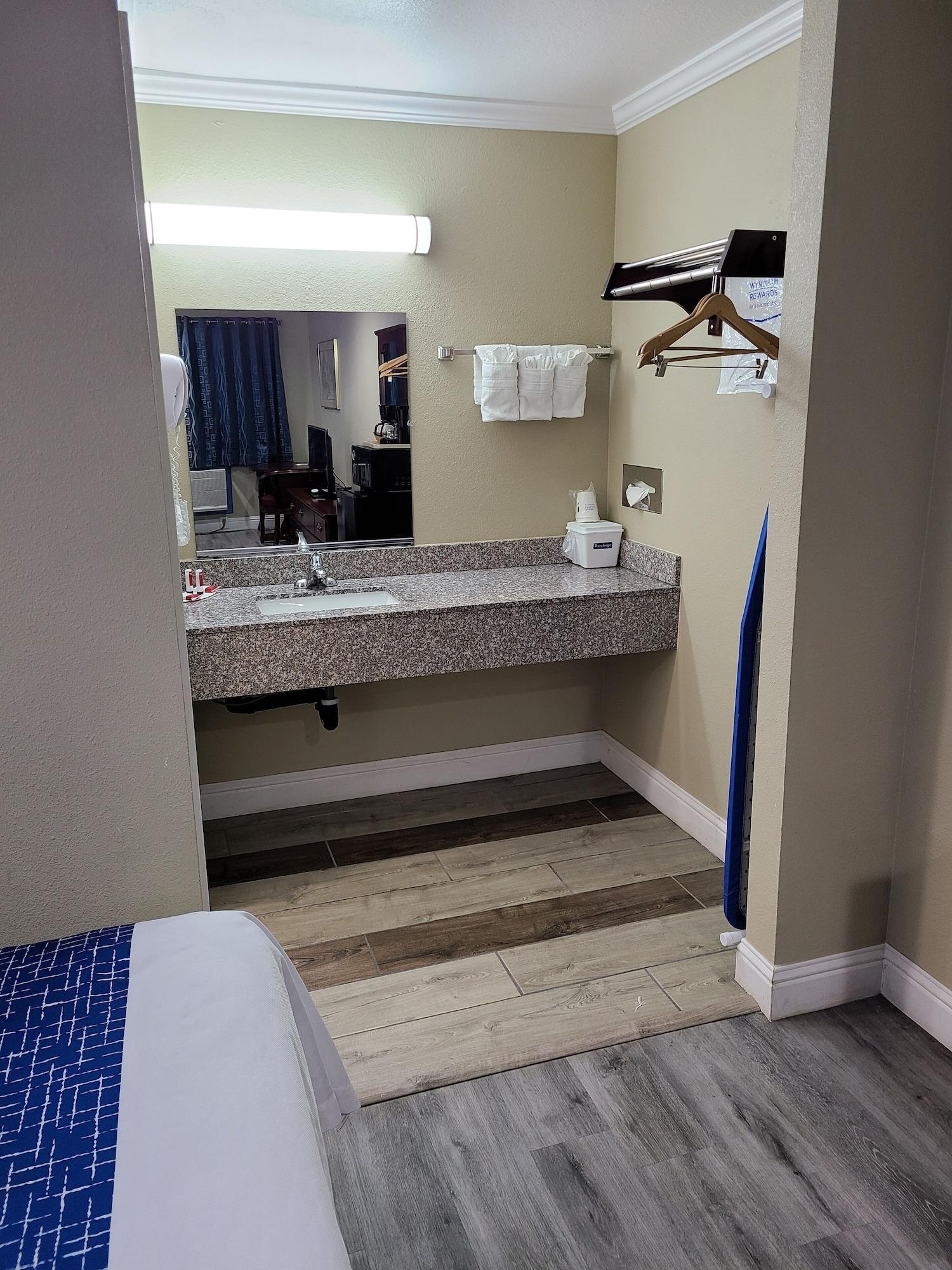 Travelodge By Wyndham Клирлейк Экстерьер фото
