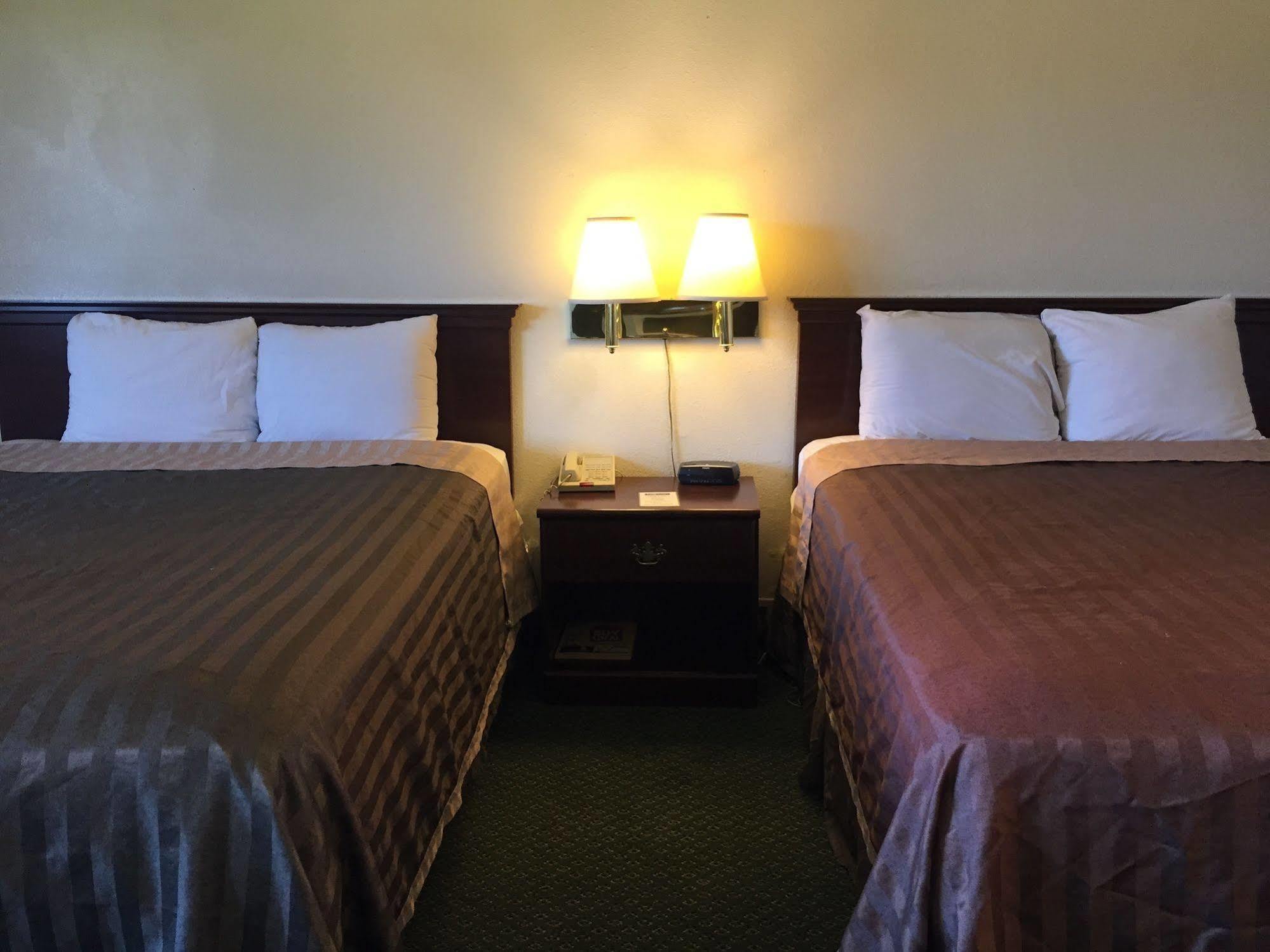 Travelodge By Wyndham Клирлейк Экстерьер фото