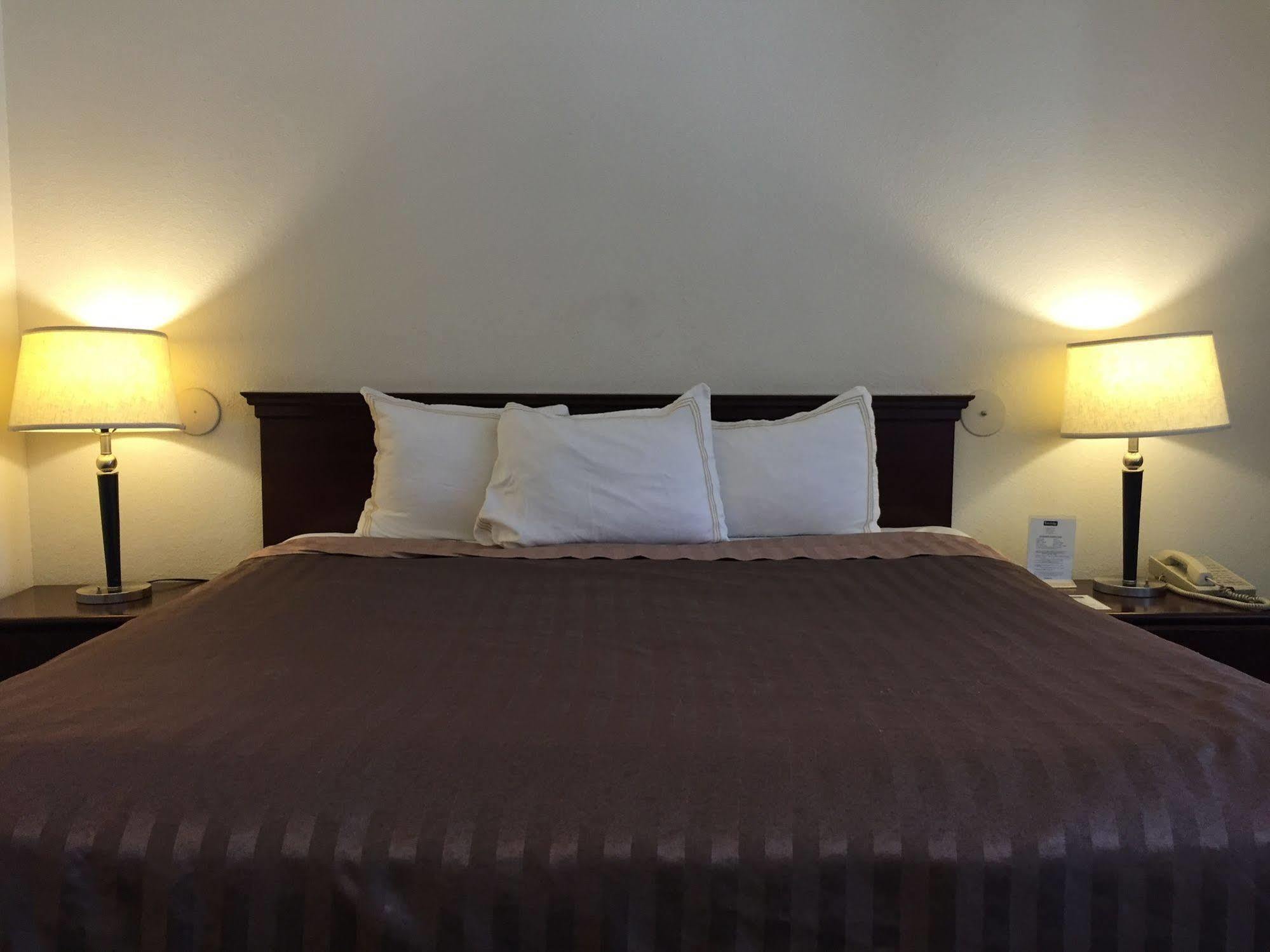 Travelodge By Wyndham Клирлейк Экстерьер фото